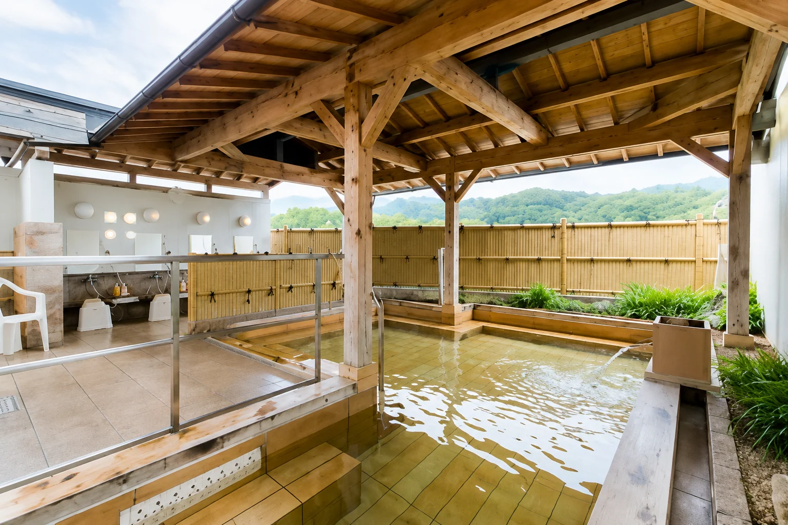 木のぬくもりを感じる露天檜風呂