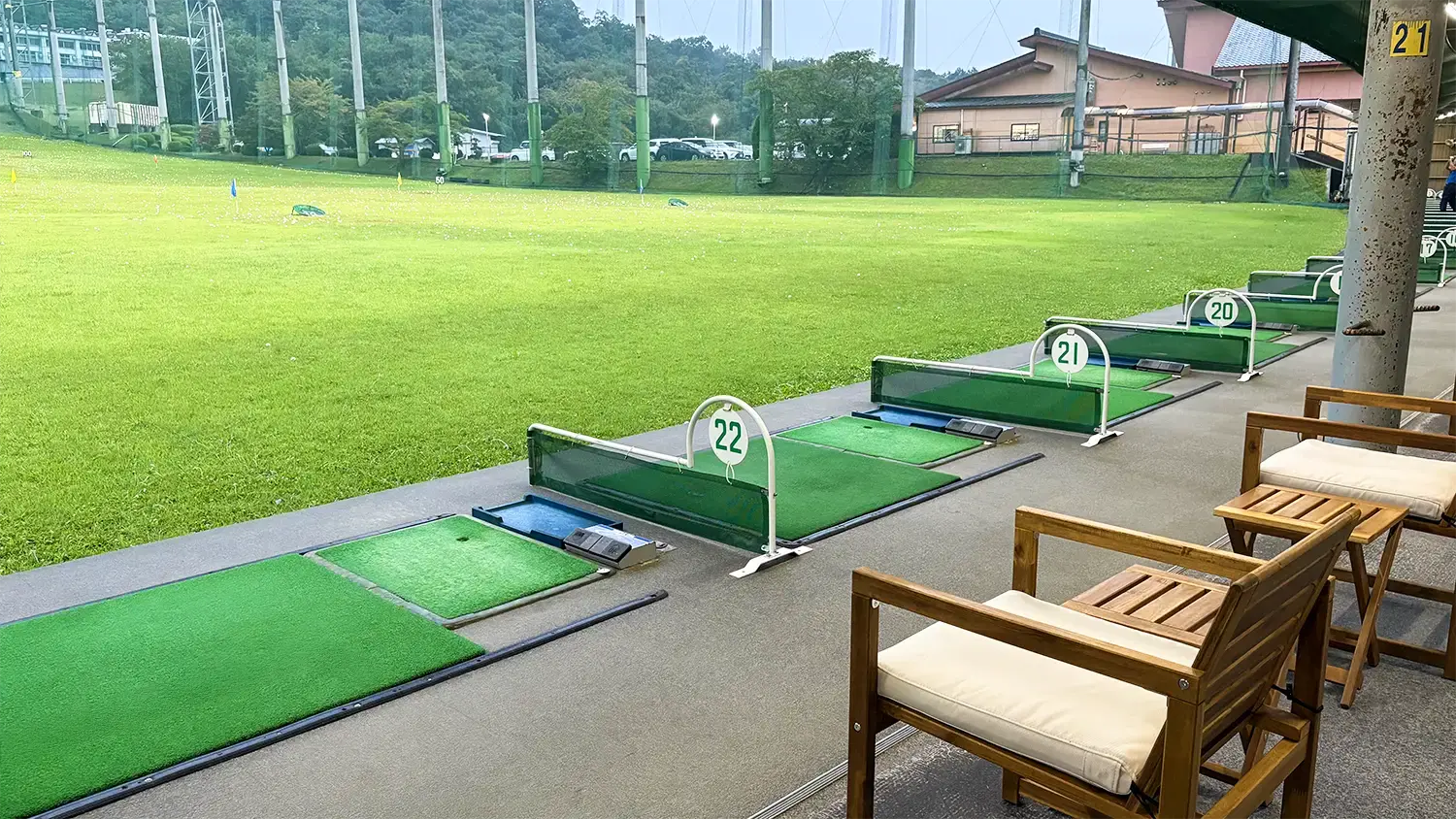 打席から望む緑豊かなフェアウェイ