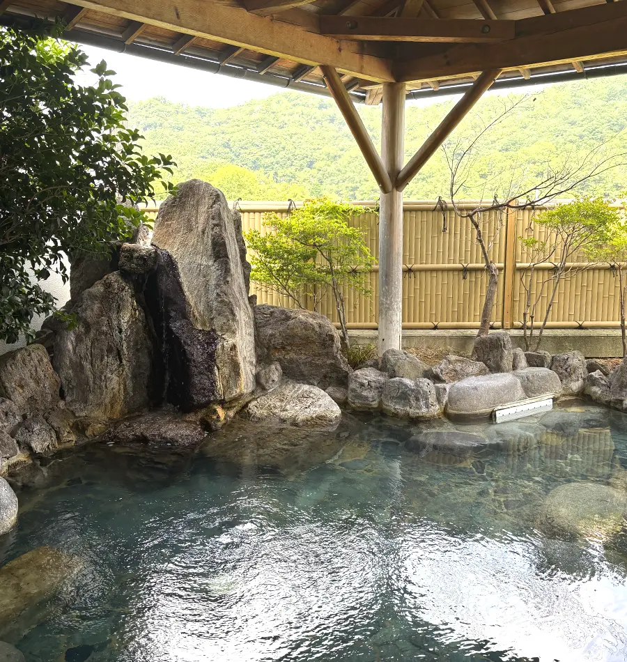 緑に囲まれた露天岩風呂